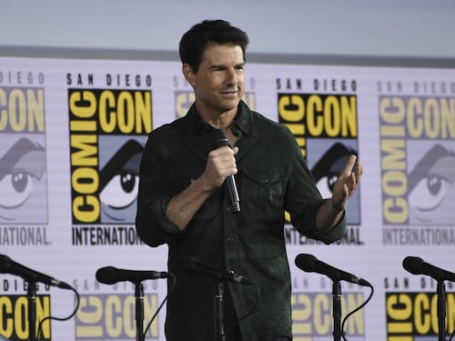 Dal casco di Top Gun al medaglione di Indiana Jones, tutto all'asta on line