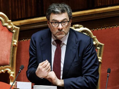 Piano natalità, l'intervento choc del ministro Giorgetti: tasse diverse per single e famiglie