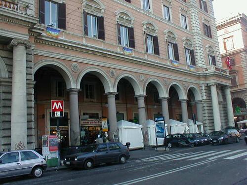 Rissa tra ambulanti romani e nepalesi a piazza Vittorio: 5 arresti