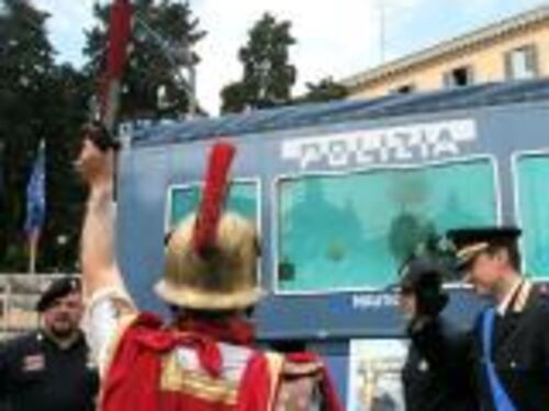Falso centurione romeno tenta l'estorsione al turista