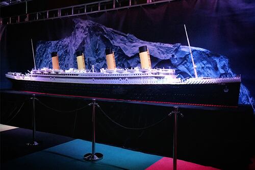 Due ragazzini distruggono il Titanic fatto di Lego. Danni per 1.500 euro, ma i genitori non vogliono pagare