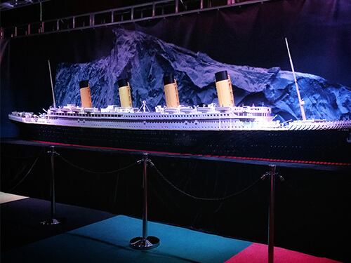Due ragazzini distruggono il Titanic fatto di Lego. Danni per 1.500 euro, ma i genitori non vogliono pagare