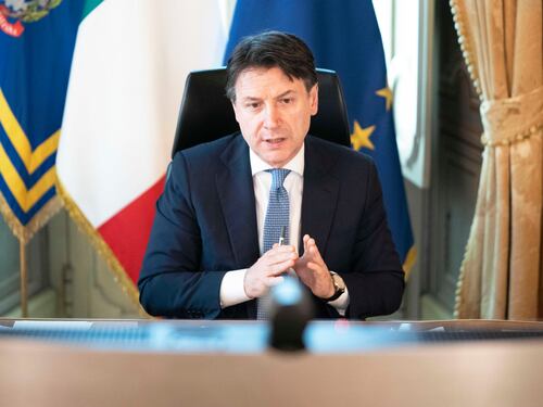 Conte irrompe nei tg: "Ho vinto". Ma ci crede solo lui, non cambia nulla