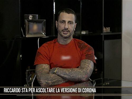 Corona tenta lo show all'Isola. Come lo ridicolizza la D'Eusanio