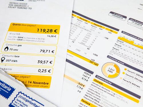 Più 2,6% per l'elettricità, più 3,9% per il gasOcchio italiani: arriva la stangata energetica