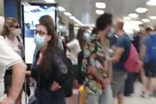 Ore di fila per il check-in, Linate preso d'assalto. È già caos partenze