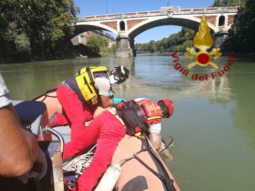 Dal Tevere affiora un cadavere. È un uomo di 35 anni
