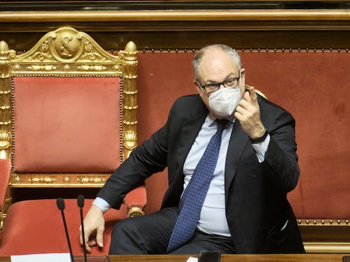 Sindaco di Roma, la sinistra lancia Gualtieri ma è lite sulle primarie. E i grillini si spaccano