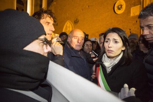 Alla Raggi la polizza vita di Romeo, poco dopo la nomina a caposegreteria. La sindaca: "Non sapevo nulla"