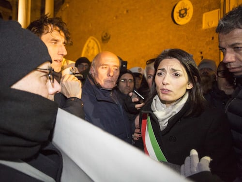 Alla Raggi la polizza vita di Romeo, poco dopo la nomina a caposegreteria. La sindaca: "Non sapevo nulla"