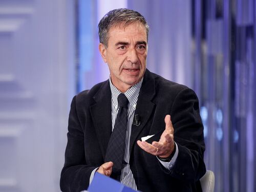 "Mascherine obbligatorie al chiuso". Il virologo avvisa il governo: altrimenti la curva non scende