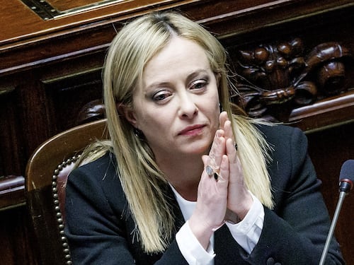 Giorgia Meloni difende l'interesse dell'Italia: andiamo avanti a testa alta
