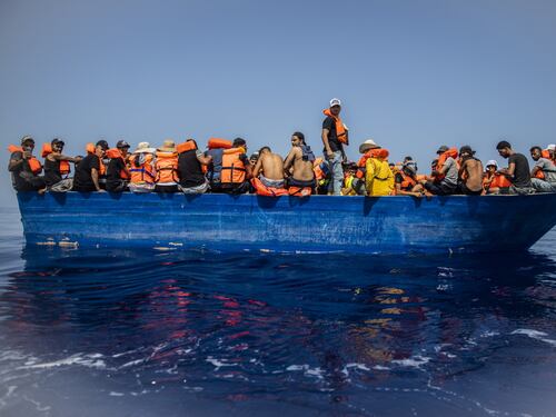 Migranti, il trucco dei giudici per accogliere gli irregolari