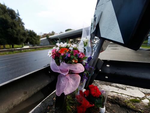 Due ragazze di 16 anni travolte e uccise mentre attraversano la strada
