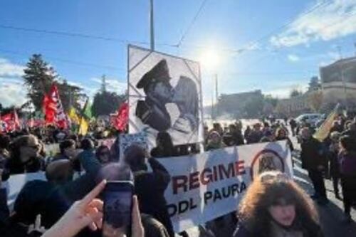 Roma, Meloni bacia Mussolini: il cartello choc al corteo contro il ddl sicurezza