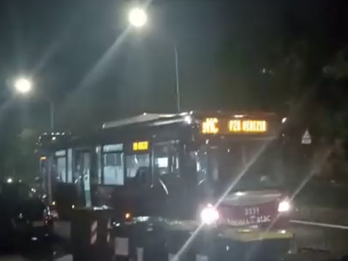 Roma, l’autista del bus notturno blocca la corsa per mangiare un cornetto