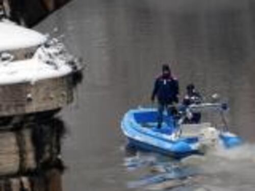 Lancia il figlio di 16 mesi nel Tevere