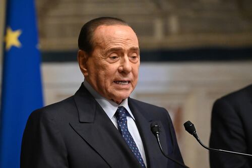 Berlusconi cade in casa a Roma, notte in clinica ora sta bene