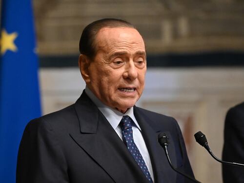 Berlusconi cade in casa a Roma, notte in clinica ora sta bene