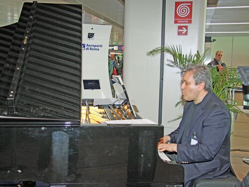Pappano suona in aeroporto, esibizione tra i passeggeri di Fiumicino