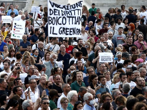 In piazza il "vaffa" al green pass. Raccolta firme per querelare i virologi