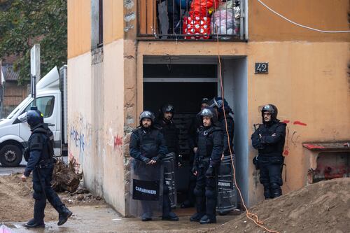 Maxi sgombero alle case occupate di via Bolla, Piantedosi esulta: "Lo Stato c'è". Salvini: "Pacchia finita"