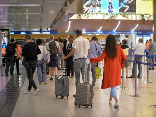 La nuova variante fa paura, vietato l'ingresso a chi viene dal Sudafrica