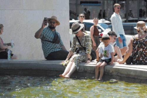 Roma, il caldo e la vergogna del bagno nelle fontane: ci risiamo