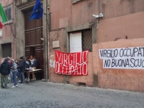 Roma, controlli al liceo Virgilio con i cani antidroga