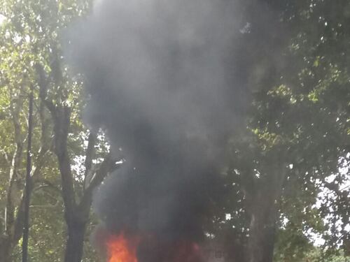 Auto distrutta dalle fiamme davanti all'Ara Pacis