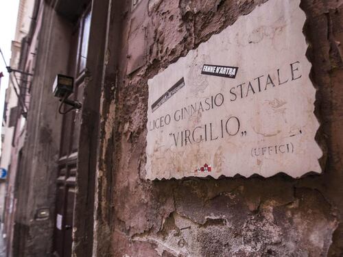 Roma, si stacca tegola dal tetto del liceo Virgilio e ferisce alla testa una studentessa