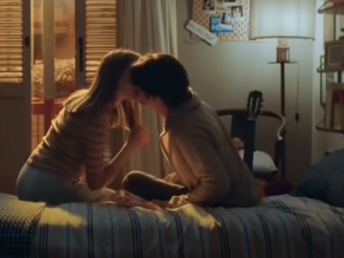Baci saffici e donne nude, lo spot delle caramelle non va giù a Vittorio Sgarbi che presenta l'esposto