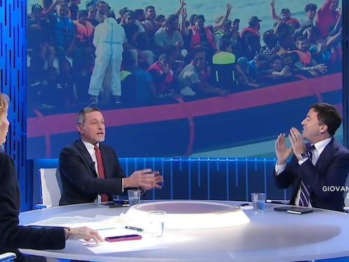 Migranti, Bocchino incastra Giannini: "Meloni fa scuola, vanno portati a casa"