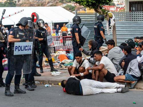Migranti, Ceuta esplode di nuovo: polizia spara in aria per disperdere l’assalto