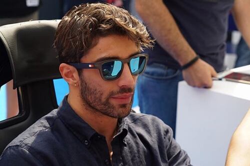Per Andrea Iannone vacanza di fuoco a Ibiza: un fotografo lo denuncia