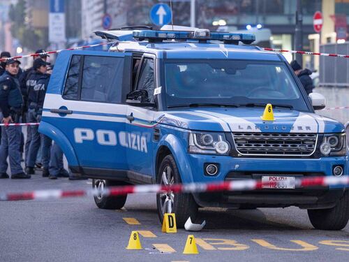 Milano, muore dopo la sparatoria: i poliziotti che si sono difesi ora sono indagati per omicidio