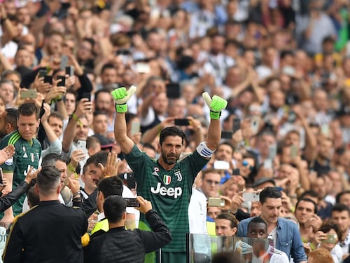 Festa e lacrime per l'addio di Buffon alla Juve
