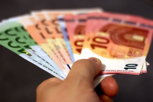 Bce, l'allarme per crisi ed emergenze: la scorta di contanti da tenere sempre a casa