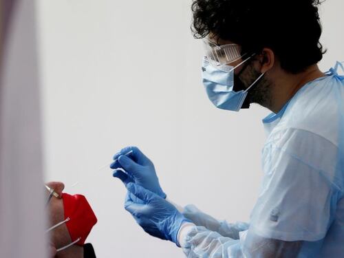 Covid, con Omicron 5 ci si reinfetta anche dopo un mese. Roberto Cauda: aumento dei casi fino a metà luglio