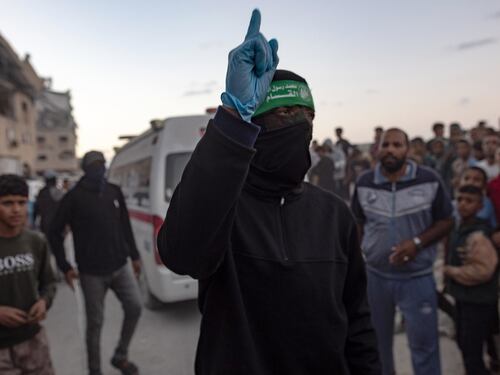 Gaza si riaccende, esplosioni e raid. "Attacchi dopo le violazioni di Hamas"