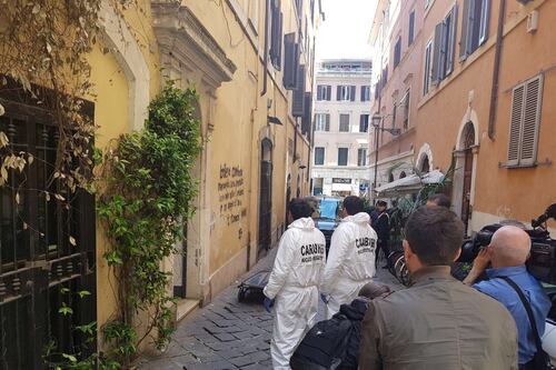 Massacrata con un peso dal compagno, i vicini: si sentivano liti furiose. L'autopsia chiarirà se è stata uccisa nel sonno