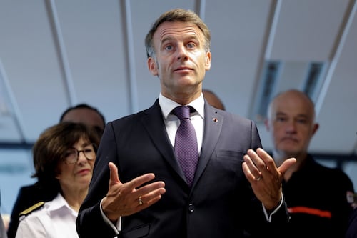 Macron, cantonata dalla Corte: "Divieto social ai minori? Viola la libertà"