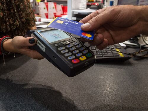 Il governo non molla sul pos: pronta la tassa sulle banche per ridurre le commissioni