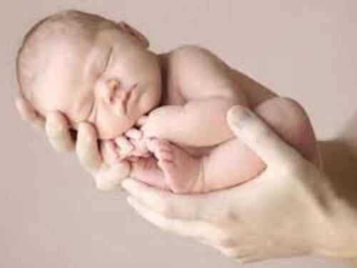 Parto in casa, neonata salvata dalla vicina