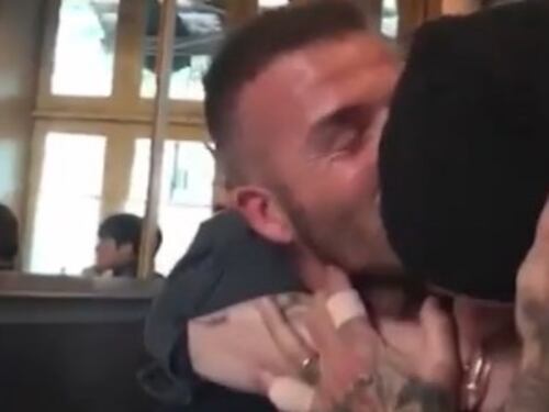 Sorpresa di compleanno a David Beckham. E lui si commuove