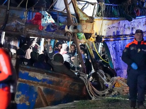 Migranti, cosa c'è dietro il boom di viaggi. FdI: "Ricatto degli scafisti"