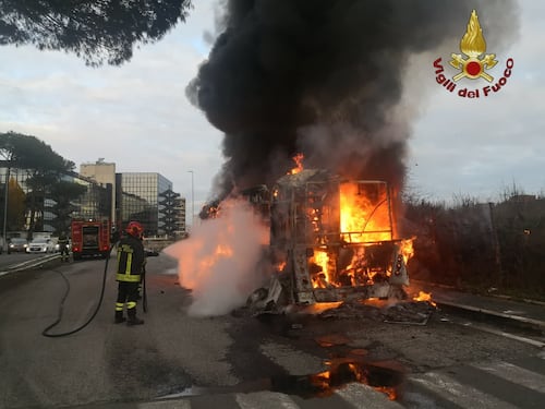 Da Virginia Raggi a Roberto Gualtieri non è cambiato nulla a Roma: altro autobus distrutto dalle fiamme