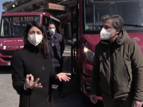I nuovi autobus? Sono così belli che la Raggi li presenta due volte. Il flop social