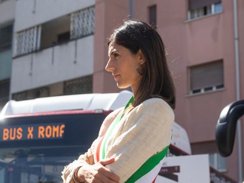 Poteri speciali per Roma Capitale. Raggi contro Pd: "Con Conte parlo io"