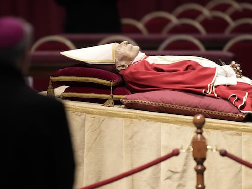 Benedetto XVI, la salma a San Pietro: migliaia in fila. Meloni e Mattarella nella Basilica